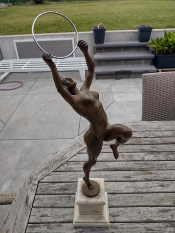 Ballerine nue avec un cerceau A.Calot âgée d'au moins 100 an, Enlèvement