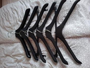 6 zwarte plastiek hangers met brede schouders beschikbaar voor biedingen