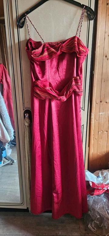 Robe rouge longue beschikbaar voor biedingen