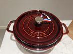 NIEUWE Staub Grenadine 24 cm 3,7 liter in de doos, Huis en Inrichting, Keuken | Potten en Pannen, Gietijzer, Nieuw, Ophalen of Verzenden