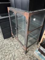 Vintage metalen apothekerskast / vitrinekastje, Huis en Inrichting, Ophalen, Vintage, 50 tot 100 cm, Glas