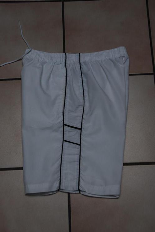 Short Bermuda de sport blanc Taille XL comme NEUF!, Vêtements | Hommes, Vêtements de sport, Comme neuf, Général, Taille 56/58 (XL)