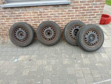 Velgen met banden beschikbaar voor biedingen