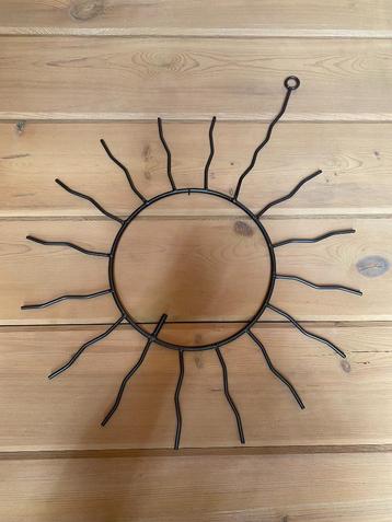 Metalen zon wanddecoratie beschikbaar voor biedingen