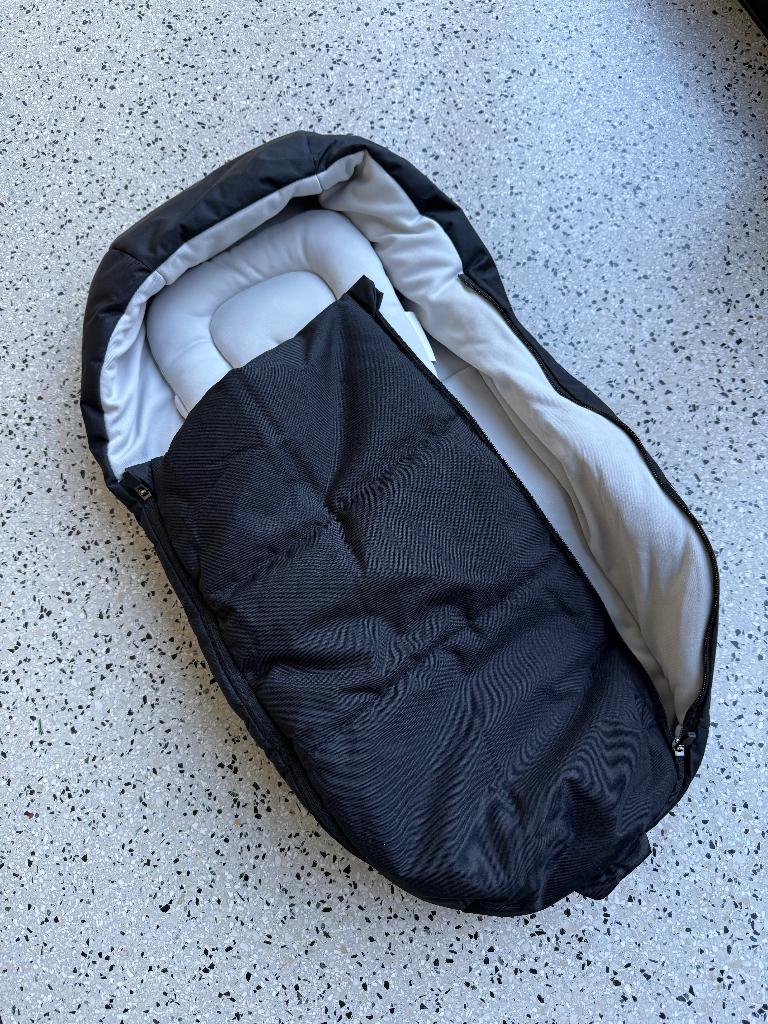 Thule newborn nest, Kinderen en Baby's, Buggy's, Zo goed als nieuw, Overige merken, Voetenzak, Ophalen