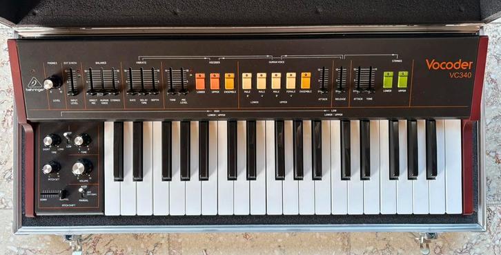 Behringer VC340 vocoder / analoge synth + Thon fllightcase, Muziek en Instrumenten, Synthesizers, Zo goed als nieuw, Met koffer of flightcase