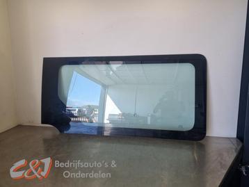 Ruit Laaddeur zijkant van een Nissan NV400 beschikbaar voor biedingen