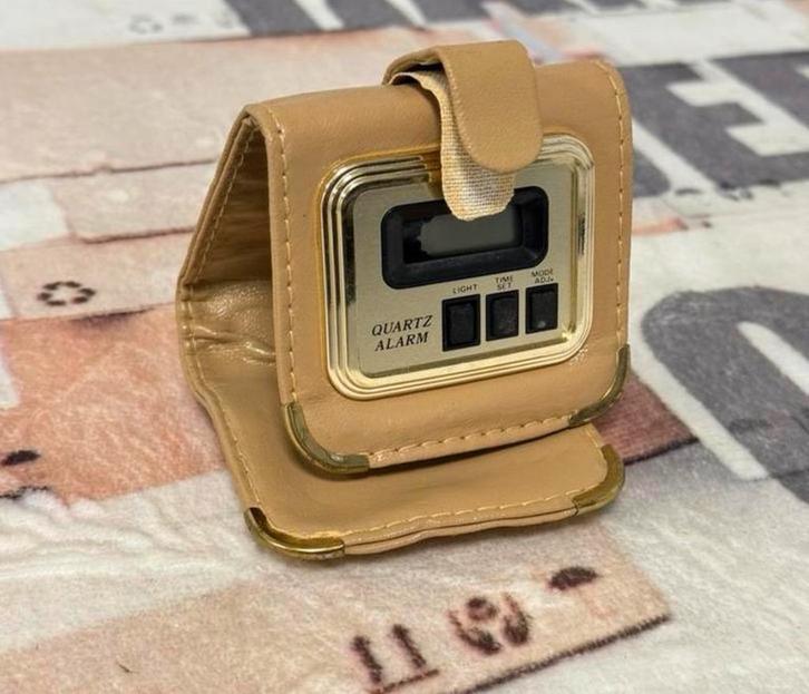 Horloge portefeuille à quartz en cuir LCD vintage en cuir, Antiquités & Art, Antiquités | Horloges, Enlèvement ou Envoi