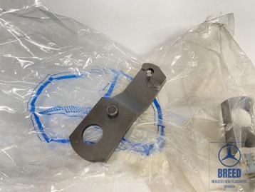 NOS bevestigingsbeugel middenarmsteun Mercedes W123 W126 beschikbaar voor biedingen