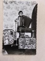 oude postkaart : meisje met accordeon, Collections, Envoi