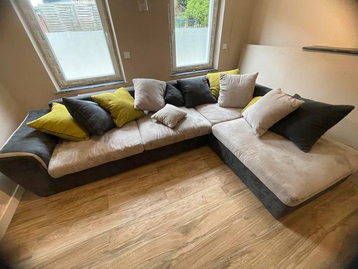 Canapé d’angle en L – style Ultrasuede / Microsuede – 650 €, Huis en Inrichting, Zetels | Complete zithoeken, Zo goed als nieuw