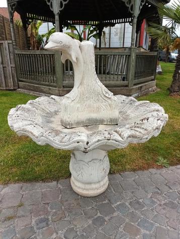 Prachtige dolfijn fontein ( met schade) beschikbaar voor biedingen