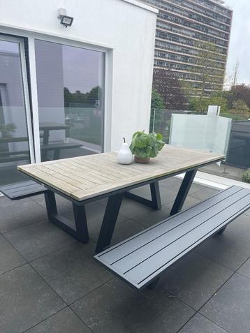 Tuintafel beschikbaar voor biedingen