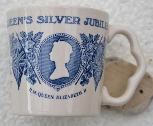 Souvenir koffietas, Queen Elizabeth II Silver Jubilee1952-77, Verzamelen, Koningshuis en Royalty, Nieuw, Servies, Ophalen of Verzenden