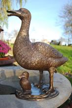 Beeld van een bronzen eend en haar eendje (fonta maken, Tuin en Terras, Tuinbeelden, Ophalen of Verzenden, Zo goed als nieuw, Overige materialen