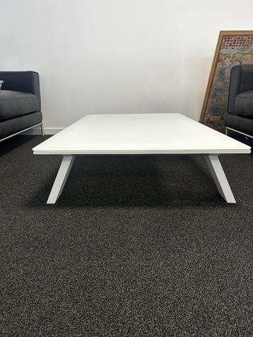 Moderne salontafel wit met glas 140x80x25 cm beschikbaar voor biedingen