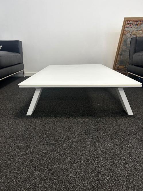 Moderne salontafel wit met glas 140x80x25 cm, Huis en Inrichting, Tafels | Salontafels, Zo goed als nieuw, Minder dan 50 cm, 50 tot 100 cm