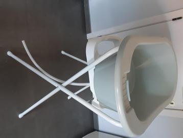 Babybadje met badstandaard en afvoerslang beschikbaar voor biedingen