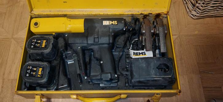 Sertisseuse Rems avec 2 batteries + chargeur et mâchoires, Bricolage & Construction, Outillage | Autres Machines, Utilisé
