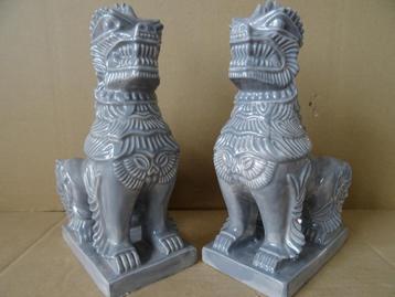 Foo dogs statues Foo dog statues 26cm porcelaine ou poterie, Enlèvement ou Envoi, Comme neuf, Animal