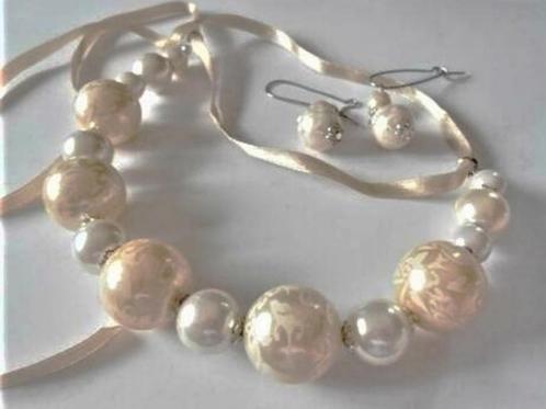 AVON: Zeer mooie set (ketting + oorbellen), Handtassen en Accessoires, Kettingen, Nieuw, Beige, Ophalen of Verzenden