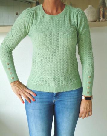 Lichtgroene trui beschikbaar voor biedingen