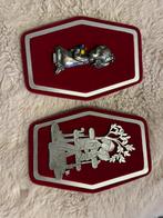 Set van 2 vintage wanddecoraties – meisje en koppel, tin, Huis en Inrichting, Woonaccessoires | Wanddecoraties, Ophalen, Zo goed als nieuw