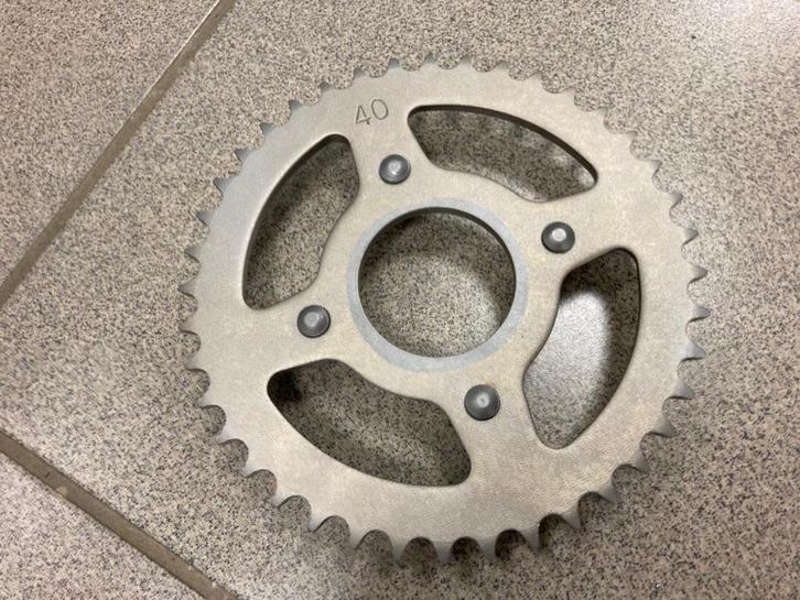 Pignon roue ARR 40 dents d'origine excellent état HONDA SS50, Motoren, Onderdelen | Honda, Ophalen of Verzenden