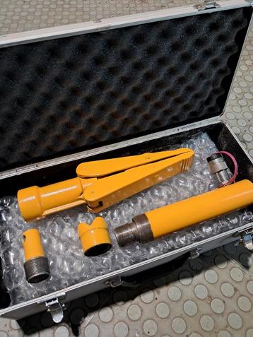 Hydraulische cilinder en spreider beschikbaar voor biedingen