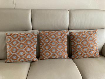 3 kussens (overtrek is met een rits) 45x45 cm (zo goed als n beschikbaar voor biedingen