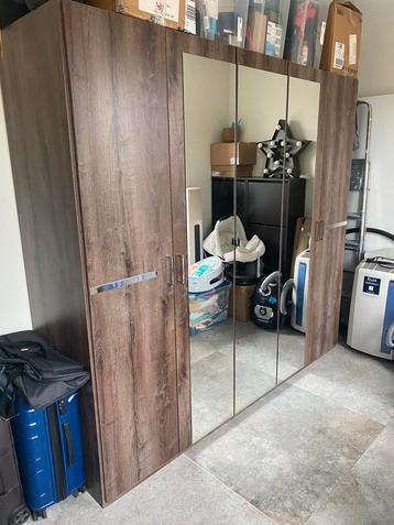 Kledingkast beschikbaar voor biedingen