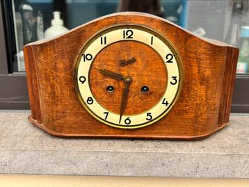 Vintage penduleklok beschikbaar voor biedingen