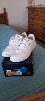 Witte lederen sportschoen, Sport en Fitness, Ophalen, Zo goed als nieuw