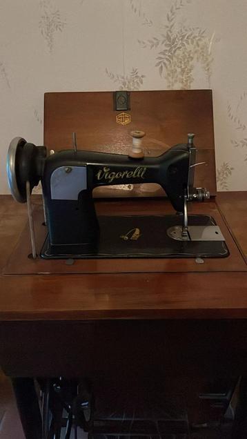 Vigorelli naaimachine in kast, Antiek en Kunst, Antiek | Naaimachines, Ophalen