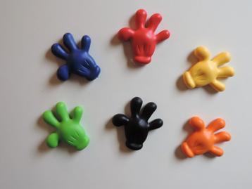 6 kleurrijke magneetjes in de vorm van een hand beschikbaar voor biedingen