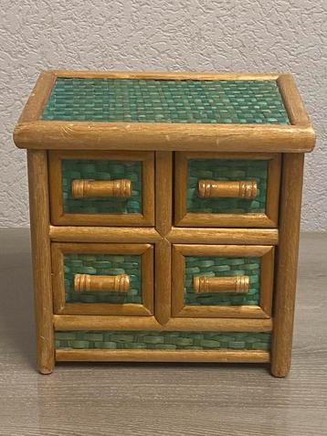 Sieradendoosje van rotan en hout met 4 laden, prijs: 10€ beschikbaar voor biedingen