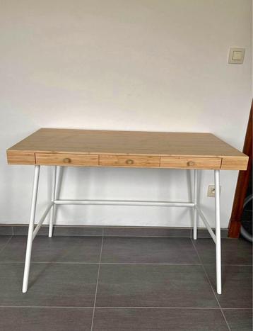 Leuke bureau met lades beschikbaar voor biedingen
