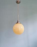 Suspension Art Déco, globe en opaline couleur miel, 1920-30, Enlèvement