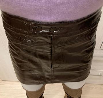 Gloednieuwe vinyl minirok Pull&Bear M beschikbaar voor biedingen