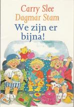 We zijn er bijna - Carry Slee - Dagmar Stam., Boeken, Ophalen of Verzenden, Zo goed als nieuw, Carry Slee