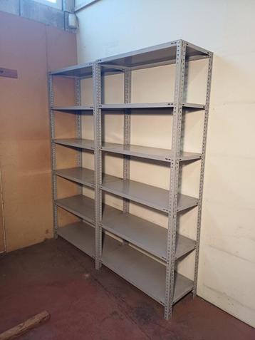 Metalen Schappen beschikbaar voor biedingen
