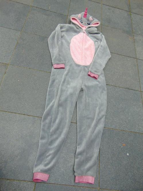 Unicorn onesie in prima staat, Kleding | Dames, Homewear, Zo goed als nieuw, Maat 38/40 (M), Grijs, Ophalen of Verzenden