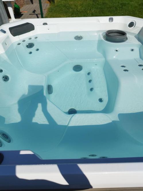 Hotspring Spa Jacuzzi - 6 personen, Tuin en Terras, Bubbelbaden en Hottubs, Zo goed als nieuw, Afdekzeil, Filter, Pomp, Trap, Ophalen