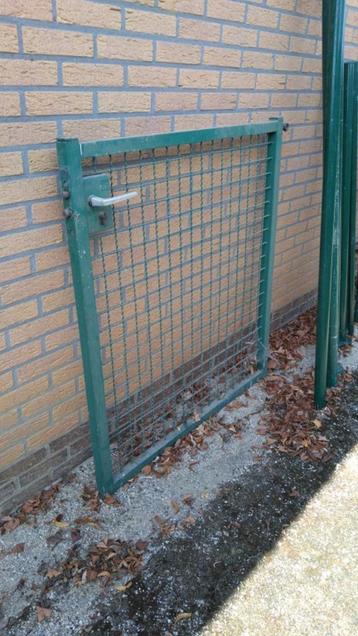 tuinpalen en poortje beschikbaar voor biedingen