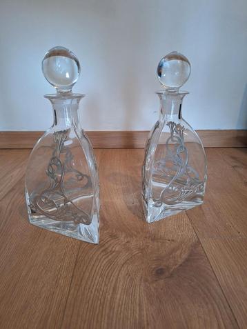 Glazen kruiken met decoratief detail beschikbaar voor biedingen