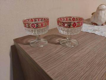 2 Dessert coupes / rode bloemetjes, goudkleurige deco beschikbaar voor biedingen
