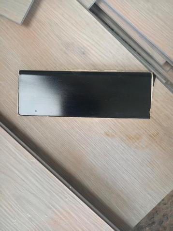 zwarte plinten beschikbaar voor biedingen