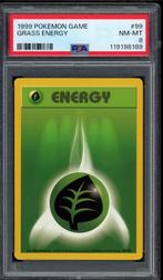 Grass Energy PSA 8 - 99/102 - Base Set 1999, Hobby en Vrije tijd, Verzamelkaartspellen | Pokémon, Ophalen of Verzenden, Zo goed als nieuw