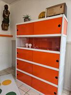 Vintage oranje witte vitrinekast, Ophalen, Gebruikt