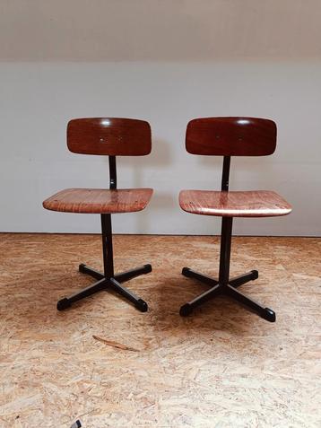 2 vintage schoolstoeltjes voor kinderen met donker frame. beschikbaar voor biedingen